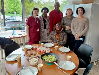 Patients dialysés et soignants devant le repas préparé conjointement