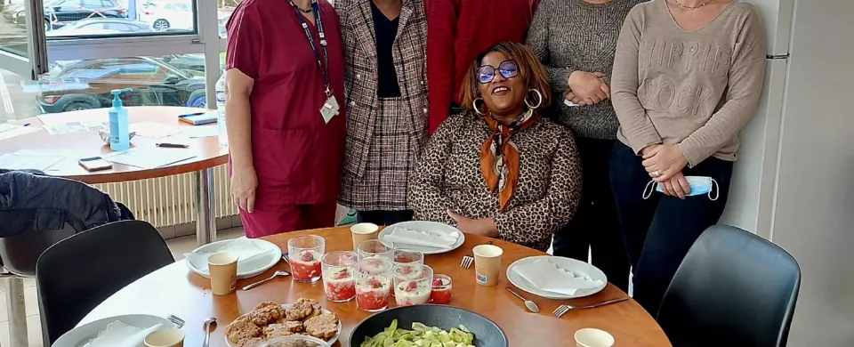 Patients dialysés et soignants devant le repas préparé conjointement